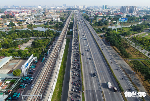 Anh Thanh Đồng (ngụ đường Tây Hòa, TP Thủ Đức) chia sẻ: &quot;Việc đường ùn ứ là khó tránh khỏi ở các nút thắt cổ chai như đoạn dốc cầu Rạch Chiếc, tuy nhiên không vì vậy mà tôi bất chấp để vi phạm luật giao thông. Tôi mong cơ quan chức năng sớm gỡ nút thắt, mở rộng đường để người dân đi lại đỡ khổ và không xuất hiện những hình ảnh leo lề cầu thậm chí ngược chiều để đi như hiện nay&quot;.