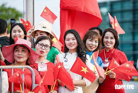 Người dân chờ ở sân bay Nội Bài để chào tạm biệt Tổng bí thư - Chủ tịch nước Trung Quốc Tập Cận Bình và phu nhân - Ảnh: NAM TRẦN Người dân chờ ở sân bay Nội Bài để chào tạm biệt Tổng bí thư - Chủ tịch nước Trung Quốc Tập Cận Bình và phu nhân - Ảnh: NAM TRẦN