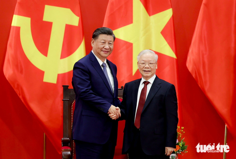 Toàn văn phát biểu của ông Tập Cận Bình tại cuộc gặp nhân sĩ hữu nghị và thế hệ trẻ Việt - Trung- Ảnh 2. Tổng bí thư Nguyễn Phú Trọng bắt tay Tổng bí thư, Chủ tịch nước Trung Quốc Tập Cận Bình tại sự kiện gặp gỡ nhân sĩ hữu nghị và thế hệ trẻ Việt Nam - Trung Quốc - Ảnh: NGUYỄN KHÁNH