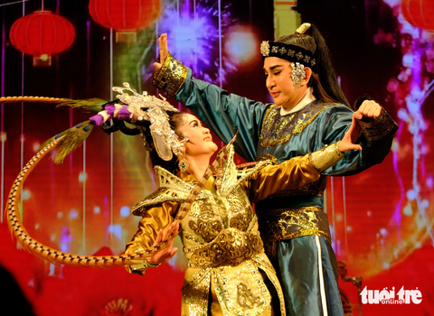 Vợ chồng nghệ sĩ Kim Tử Long - Trinh Trinh vào vai Địch Thanh và công chúa Phi Long - Ảnh: LINH ĐOAN Vợ chồng nghệ sĩ Kim Tử Long - Trinh Trinh vào vai Địch Thanh và công chúa Phi Long - Ảnh: LINH ĐOAN