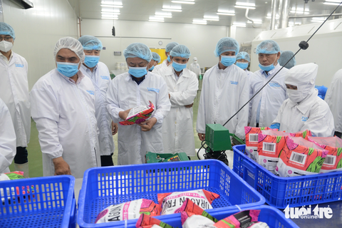 Bộ trưởng Lê Minh Hoan: Hiện nay người ta không mua sản phẩm mà mua cách tạo ra sản phẩm- Ảnh 2. Bộ trưởng Lê Minh Hoan khảo sát bao bì sản phẩm tại Công ty cổ phần công nghiệp thực phẩm THABICO Tiền Giang - Ảnh: HOÀI THƯƠNG