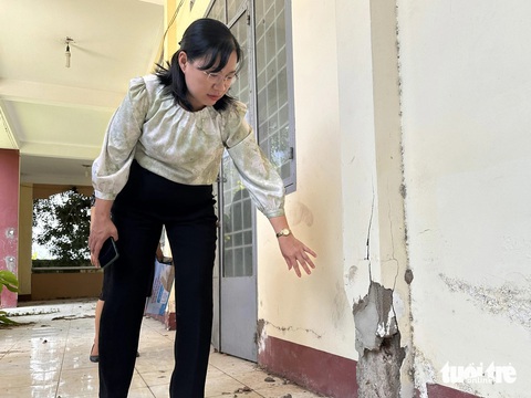 Hình hài trường học 13 tỉ ở Đồng Nai xuống cấp bị thanh tra- Ảnh 3. Trường xuất hiện các vết nứt chân cột, dầm, tường gây nguy hiểm cho học sinh, giáo viên - Ảnh: HÀ MI