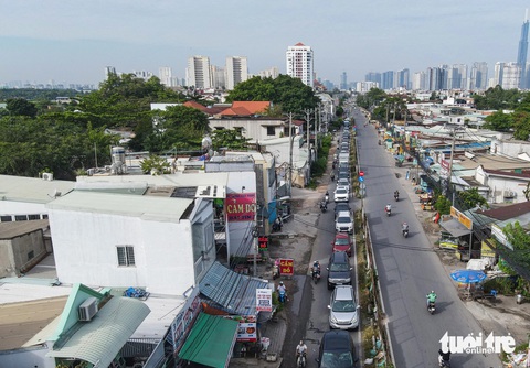 TP Thủ Đức nói gì về việc đường Lương Định Của làm 8 năm chưa xong?- Ảnh 1. Đường Lương Định Của (hướng từ Trần Não về nút giao An Phú) thường xuyên bị ùn tắc giao thông - Ảnh: CHÂU TUẤN