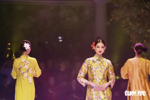 Những thiết kế áo dài mới nhất của nhà thiết kế Trịnh Hoàng Diệu - Ảnh: PHƯƠNG QUYÊN Những thiết kế áo dài mới nhất của nhà thiết kế Trịnh Hoàng Diệu - Ảnh: PHƯƠNG QUYÊN