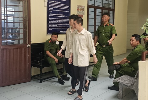 Tranh luận gay gắt vụ cướp giật tài sản không thu được tang vật- Ảnh 1. Bùi Thanh Dân và Nguyễn Trí Nguyên tại tòa - Ảnh: A.X.