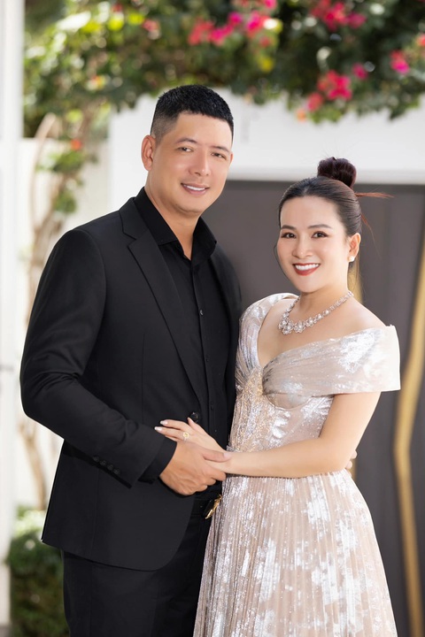 Ảnh siêu mẫu Bình Minh thi nam vương 20 năm trước bỗng hot rần rần- Ảnh 6. Hiện tại, cựu siêu mẫu có sự nghiệp và cuộc sống viên mãn bên bà xã Anh Thơ