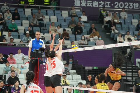 Thua tiếp 0-3, bóng chuyền nữ Việt Nam chia tay Giải các CLB thế giới- Ảnh 3. Một tình huống mà Sport Center I bám chắn thành công - Ảnh: BCVN