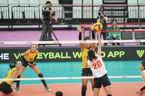 Thua tiếp 0-3, bóng chuyền nữ Việt Nam chia tay Giải các CLB thế giới- Ảnh 1. Tú Linh (số 20) trở lại đội hình xuất phát của Sport Center I - Ảnh: BCVN