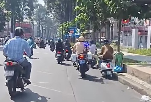 Xác minh video cảnh sát giao thông Bàn Cờ, TP.HCM đạp ngã xe máy nam thanh niên- Ảnh 1. Đoạn video ghi cảnh chiến sĩ cảnh sát giao thông đạp ngã xe một nam thanh niên. Hiện Phòng PC08 đang đề nghị chiến sĩ báo cáo để làm rõ nguyên nhân - Ảnh cắt từ video