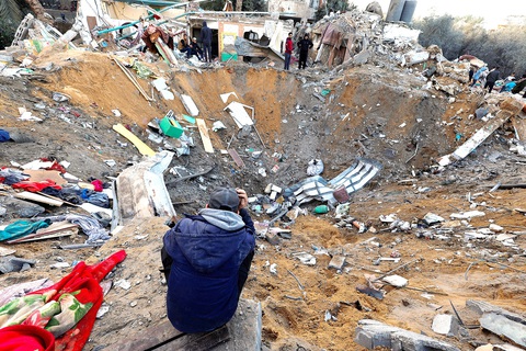 Một người Palestine ngồi nhìn vào nơi từng có những ngôi nhà nhưng đã bị phá hủy hoàn toàn trong các cuộc không kích của Israel tại thành phố Rafah, phía nam Dải Gaza, vào ngày 12-12 - Ảnh: Reuters Một người Palestine ngồi nhìn vào nơi từng có những ngôi nhà nhưng đã bị phá hủy hoàn toàn trong các cuộc không kích của Israel tại thành phố Rafah, phía nam Dải Gaza, vào ngày 12-12 - Ảnh: REUTERS
