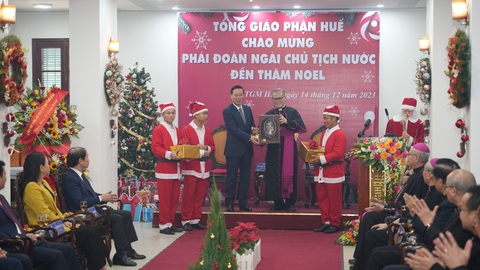 Chủ tịch nước Võ Văn Thưởng chúc mừng Giáng sinh Tổng giáo phận Huế- Ảnh 3. Chủ tịch nước Võ Văn Thưởng khẳng định Đảng, Nhà nước luôn cố gắng tạo điều kiện thuận lợi để đồng bào Công giáo sống đẹp đạo, ích đời - Ảnh: NGỌC HIẾU