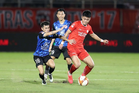 CLB TP.HCM (trái) đang chơi nỗ lực trong bối cảnh khó khăn về kinh phí Ảnh: N.K. CLB TP.HCM (trái) đang chơi nỗ lực trong bối cảnh khó khăn về kinh phí - Ảnh: N.K.
