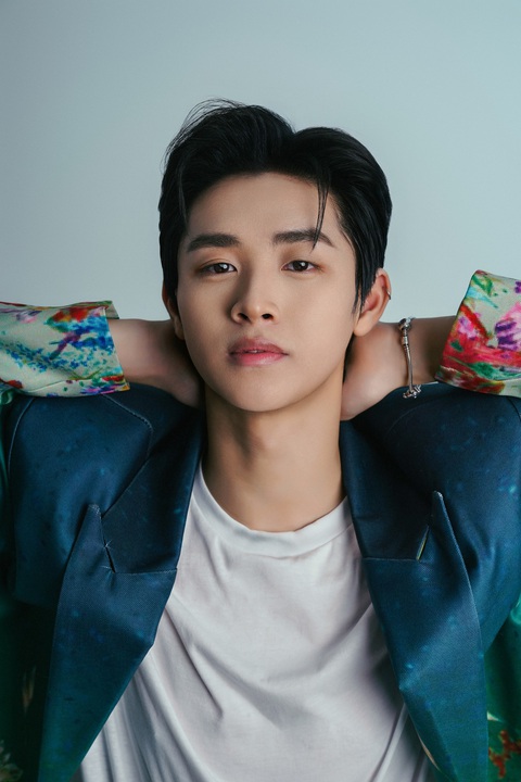 CONGB có kế hoạch debut bài bản như idol Kpop Em đợi anh lâu chưa? được nhạc sĩ Trid Minh “đo ni đóng giày” cho giọng hát và phong cách của CONGB. Nội dung ca khúc xoay quanh một cặp đôi dần trở nên thân thiết sau thời gian dài trò chuyện và chia sẻ những cảm xúc vui, buồn qua mạng xã hội, sau đó được gặp nhau ngoài đời thật.