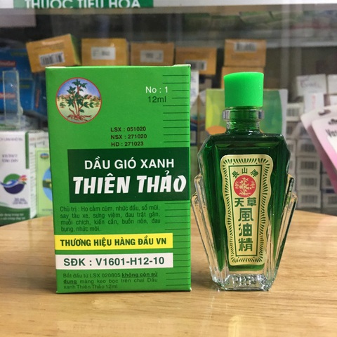 Yêu thương gói ghém trong mùi dầu gió Thiên Thảo- Ảnh 1. Dầu gió nhãn hiệu Thiên Thảo được nhiều người dùng khi trái gió trở trời