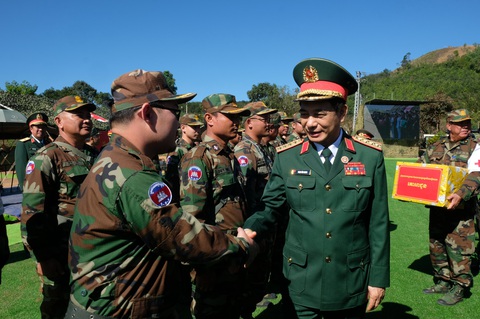 Giao lưu hữu nghị Quốc phòng biên giới Việt Nam - Lào - Campuchia lần thứ nhất- Ảnh 3. Đại tướng Phan Văn Giang, bộ trưởng Bộ Quốc phòng Việt Nam, thăm lực lượng quân y Campuchia - Ảnh: ĐÌNH CƯƠNG