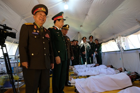 Giao lưu hữu nghị Quốc phòng biên giới Việt Nam - Lào - Campuchia lần thứ nhất- Ảnh 2. Ba bộ trưởng thăm khu vực diễn tập quân y chung - Ảnh: ĐÌNH CƯƠNG