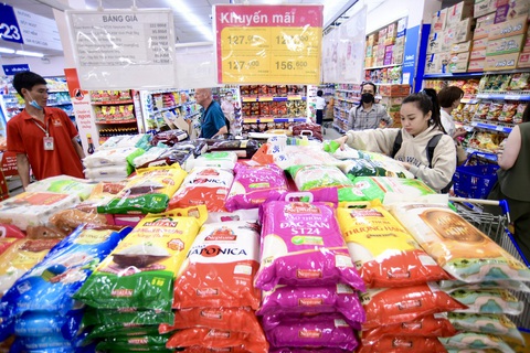 Người dân mua gạo tại siêu thị Co.opmart Cống Quỳnh, quận 1, TPHCM chiều 13-12 - Ảnh: QUANG ĐỊNH Người dân mua gạo tại siêu thị Co.opmart Cống Quỳnh, quận 1, TP.HCM chiều 13-12 - Ảnh: QUANG ĐỊNH