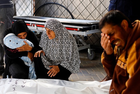 Yahya Sinwar - thủ lĩnh Hamas và sai lầm lịch sử của Israel- Ảnh 5. Bé sơ sinh người Palestine thiệt mạng do không kích của Israel ngày 12-12 - Ảnh: REUTERS