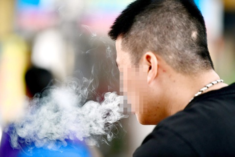 Nhiều người vẫn vô tư hút thuốc lá nơi công cộng - Ảnh: NAM TRẦN Nhiều người vẫn vô tư hút thuốc lá nơi công cộng - Ảnh: NAM TRẦN