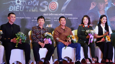 Từ trái qua: diễn viên Hà Việt Dũng, đạo diễn Mai Hồng Phong, NSƯT Tạ Minh Thảo, diễn viên Minh Hương, Đỗ Hòa - Ảnh: BTC Từ trái qua: diễn viên Hà Việt Dũng, đạo diễn Mai Hồng Phong, NSƯT Tạ Minh Thảo, diễn viên Minh Hương, Đỗ Hòa - Ảnh: BTC