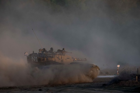 Israel bị tố rải bom vô tội vạ ở Gaza, Mỹ tăng sức ép- Ảnh 1. Xe tăng của Israel tại khu vực biên giới với Dải Gaza - Ảnh: REUTERS