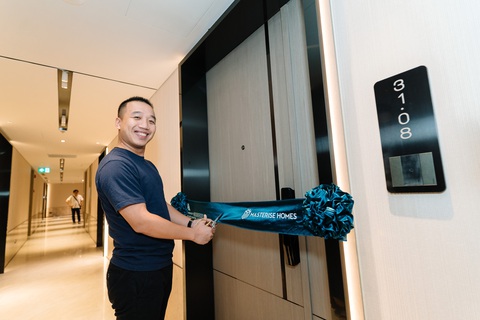 Có gì trong khu căn hộ hàng hiệu Marriott tại Việt Nam?- Ảnh 9. Khách hàng nhận bàn giao căn hộ hàng hiệu Marriott tại tòa Lake.