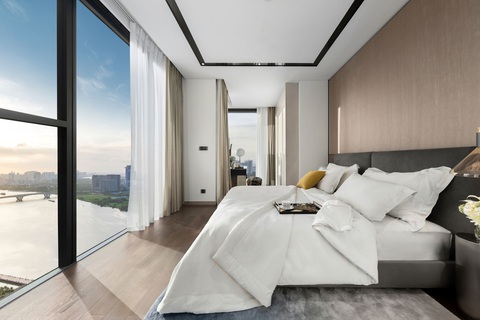 Có gì trong khu căn hộ hàng hiệu Marriott tại Việt Nam?- Ảnh 5. Phòng ngủ chính với hệ thống kính từ sàn đến trần đa chiều, mở ra tầm nhìn bao quát.