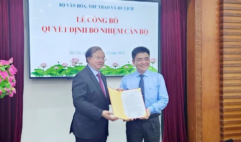 Trường đại học Văn hóa TP.HCM có tân hiệu trưởng- Ảnh 1. Thứ trưởng Bộ Văn hóa, Thể thao và Du lịch Tạ Quang Đông trao quyết định công nhận hiệu trưởng Trường đại học Văn hóa TP.HCM cho ông Lâm Nhân - Ảnh: L.N