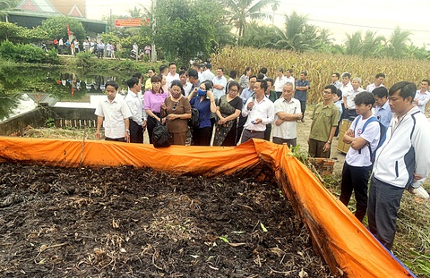 Mô hình tận dụng phế, phụ phẩm trong sản xuất nông nghiệp làm phân bón hữu cơ tại huyện Cẩm Mỹ - Ảnh: B.NGUYÊN Mô hình tận dụng phế, phụ phẩm trong sản xuất nông nghiệp làm phân bón hữu cơ tại huyện Cẩm Mỹ - Ảnh: B.NGUYÊN
