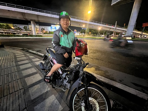 Anh Lê Minh Quân ngồi đợi khách ở khu vực đường Trường Sơn (quận Tân Bình, TP.HCM) - Ảnh: YẾN TRINH Anh Lê Minh Quân ngồi đợi khách ở khu vực đường Trường Sơn (quận Tân Bình, TP.HCM) - Ảnh: YẾN TRINH