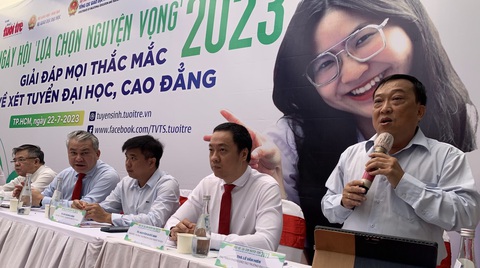 Trường đại học đầu tiên chính thức công bố phương thức tuyển sinh 2024- Ảnh 1. Thạc sĩ Lê Văn Hiển - phụ trách phòng đào tạo Trường đại học Luật TP.HCM - tư vấn cho thí sinh tại Ngày hội lựa chọn nguyện vọng xét tuyển đại học, cao đẳng 2023