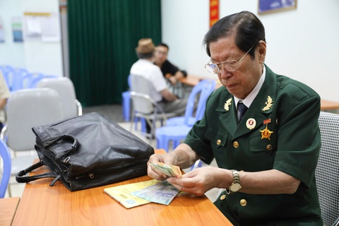 Người dân nhận lương hưu tại một điểm chi trả do nhân viên bưu điện phụ trách tại quận Đống Đa, Hà Nội - Ảnh: DANH KHANG Người dân nhận lương hưu tại một điểm chi trả do nhân viên bưu điện phụ trách tại quận Đống Đa, Hà Nội - Ảnh: DANH KHANG