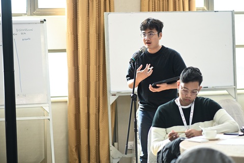 Thủ lĩnh du học sinh khóa I ở Singapore: Kinh qua nhiều khó khăn, nên sẵn sàng giúp đỡ- Ảnh 2. Tuấn Minh luôn đồng hành cùng du học sinh Việt Nam tại Singapore, hỗ trợ các bạn trong học tập cũng như trong cuộc sống - Ảnh: NVCC