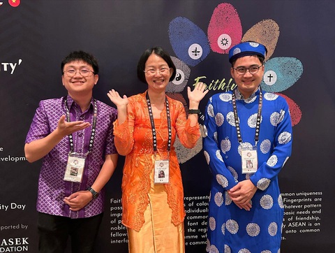 Thủ lĩnh du học sinh khóa I ở Singapore: Kinh qua nhiều khó khăn, nên sẵn sàng giúp đỡ- Ảnh 3. Suốt 11 năm qua, Mai Tuấn Minh (bìa phải) luôn cố gắng, nỗ lực để đóng góp vào sự phát triển của cộng đồng du học sinh Việt Nam ở Singapore - Ảnh: NVCC