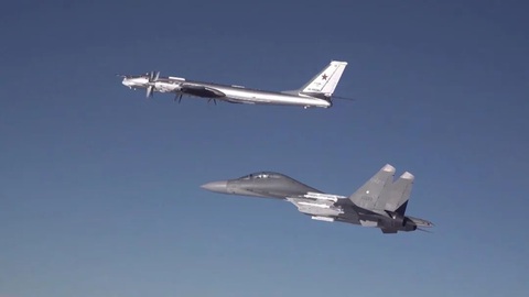 Máy bay ném bay chiến lược Tu-95MS của Nga (trên) và tiêm kích J-16 của Trung Quốc tuần tra chung trên không hồi tháng 11-2022 - Ảnh: BỘ QUỐC PHÒNG TRUNG QUỐC Máy bay ném bom chiến lược Tu-95MS của Nga (trên) và tiêm kích J-16 của Trung Quốc tuần tra chung trên không hồi tháng 11-2022 - Ảnh: BỘ QUỐC PHÒNG TRUNG QUỐC