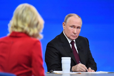 Tổng thống Nga Vladimir Putin tham dự buổi họp báo cuối năm thường niên ngày 14-12 - Ảnh: REUTERS Tổng thống Nga Vladimir Putin tham dự buổi họp báo cuối năm thường niên ngày 14-12 - Ảnh: REUTERS