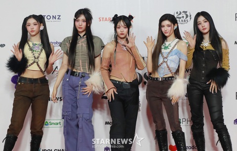 NewJeans trên thảm đỏ AAA 2023. Ảnh: StarNews NewJeans trên thảm đỏ AAA 2023 - Ảnh: StarNews