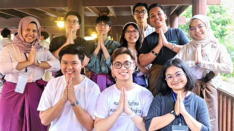 Hotboy sinh viên 5 tốt đa sắc màu- Ảnh 2. Nguyễn Tuấn Thành (giữa, hàng trước) cùng các sinh viên nước ngoài trong một hoạt động giao lưu quốc tế - Ảnh: T.THÀNH