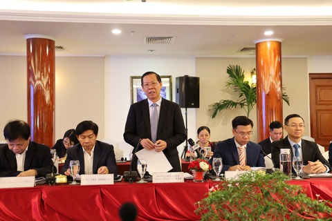 Người nước ngoài muốn được làm thủ tục tự động tại sân bay Tân Sơn Nhất- Ảnh 1. Chủ tịch Phan Văn Mãi trao đổi với các nhà đầu tư Nhật Bản tại hội nghị bàn tròn - Ảnh: T.M.