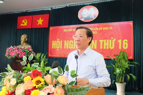 Chủ tịch Phan Văn Mãi: Mời gọi doanh nghiệp lớn về phát triển du lịch xanh Cần Giờ- Ảnh 1. Chủ tịch UBND TP.HCM Phan Văn Mãi phát biểu tại Hội nghị Huyện ủy Cần Giờ - Ảnh: TIẾN LONG
