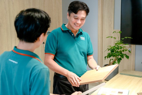 Dấu ấn ván gỗ công nghiệp ‘Made in Việt Nam’ trên kệ hàng ngoại- Ảnh 2. Ông Trịnh Hữu Kiên - tổng giám đốc KES - chia sẻ về hành trình đầy cảm hứng
