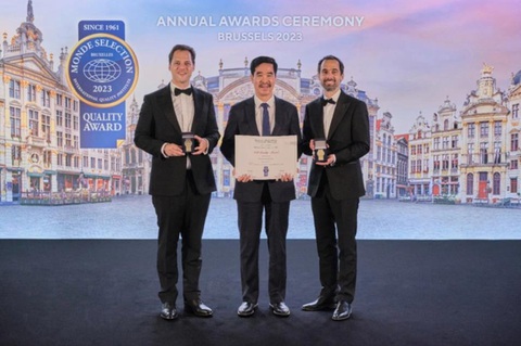 Vinamilk viết tiếp câu chuyện làm mới thương hiệu bằng ‘những điều không tưởng’- Ảnh 4. Ông Nguyễn Quốc Khánh, giám đốc điều hành nghiên cứu & phát triển, đại diện Vinamilk nhận 2 giải vàng về chất lượng từ tổ chức Monde Selection