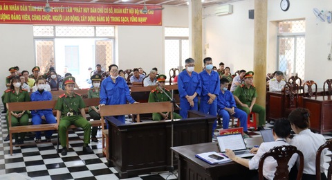 Hai cựu cảnh sát giúp bà Mười Tường ‘rửa tiền’ hầu tòa- Ảnh 1. Hai cựu cảnh sát An Giang Nguyễn Văn Võ (đứng giữa) và Nguyễn Văn Sang hầu tòa vì giúp bà Mười Tường