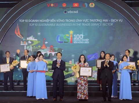 SASCO đầu tư vào con người và văn hóa kinh doanh bền vững- Ảnh 1. Ông Trần Tuấn Anh - ủy viên Bộ Chính trị, trưởng Ban Kinh tế Trung ương và ông Nguyễn Quang Vinh - phó chủ tịch VCCI - vinh danh SASCO trong Top 10 phát triển bền vững lĩnh vực thương mại, dịch vụ 2023
