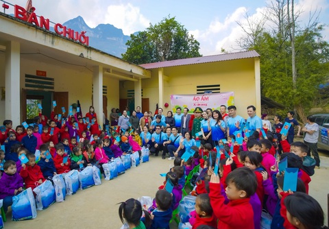 SASCO đầu tư vào con người và văn hóa kinh doanh bền vững- Ảnh 6. Chương trình Áo ấm cho em mang "xuân ấm" lên vùng cực Bắc Hà Giang tháng 2-2023