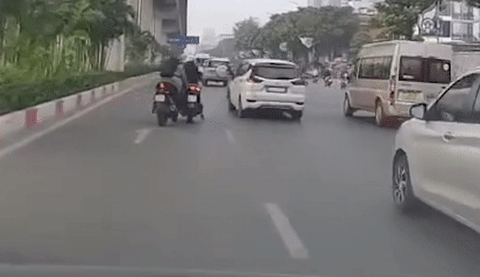 Lái mô tô gây tai nạn rồi dửng dưng bỏ đi, thanh niên 27 tuổi khai gì?- Ảnh 1. Hình ảnh nam tài xế gây tai nạn khiến người phụ nữ ngã ra đường - Ảnh: A.T.