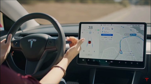 Tesla triệu hồi 2 triệu xe để giới hạn tính năng tự lái- Ảnh 3. Autopilot từ lâu đã là nhân tố bị chỉ trích chính trên xe Tesla vì tên gọi dễ gây lầm tưởng là một hệ thống tự lái hoàn chỉnh mà thực ra không phải - Ảnh: Teslarati