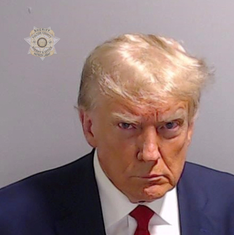 Ông Donald Trump phát hành NFT cho bộ đồ lúc chụp ảnh tù- Ảnh 1. Ảnh chụp chân dung ông Donald Trump trong thủ tục lăn tay, chụp ảnh nghi phạm tại Georgia được công bố ngày 24-8 - Ảnh: REUTERS