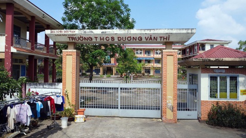 Trường học 13 tỉ xuống cấp quá nhanh, tỉnh Đồng Nai yêu cầu thanh tra toàn bộ- Ảnh 1. Trường THCS Dương Văn Thì xuống cấp, đóng cửa nên học sinh phải đi học nhờ ở trường khác - Ảnh: A LỘC