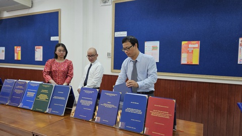 Viện Nghiên cứu phát triển TP.HCM phấn đấu thành đơn vị tư vấn hàng đầu- Ảnh 2. Khách mời tham quan các công trình nghiên cứu khoa học của Viện Nghiên cứu phát triển TP.HCM trong suốt 15 năm qua - Ảnh: S.Đ